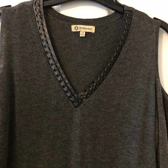 Democracy Dark Heather Gray cold Shoulder V-Neck Sweater Size Small NWT - Picture 3 of 9
